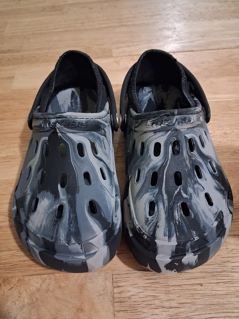 Skechers Kids' Black and Gray Marbled Clogs